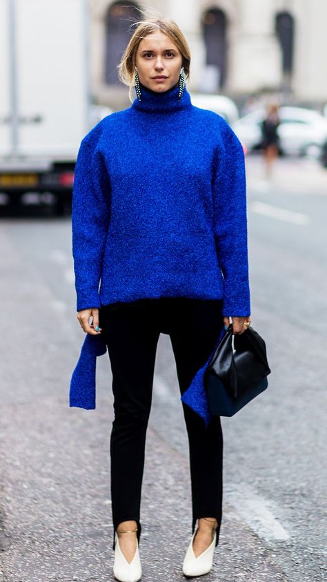 Pernille Teisbaek Style London Influencer, Royal Blue Outfits, Royal Blue Sweater, Pantone 2020, Maternity Street Style, Celine Shoes, Influencer Style, London Fashion Week Street Style, London Fashion Weeks