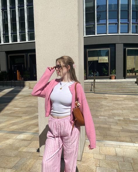 Outfit Coquette, Girl Ootd, Funny Lockscreen, Ootd Inspo, Pinterest Outfits, Scandi Style, Pink Outfit, Teen Fashion Outfits, The Cool