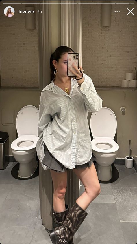 Oversized Collared Shirt Outfits, Gray Pleated Skirt Outfit, Skirt Mirror Selfie, Grey Pleated Skirt Outfit, Plated Skirt Outfit, Grey Mini Skirt Outfit, Grey Pleated Mini Skirt, Button Shirt Outfit, Gray Skirt Outfit