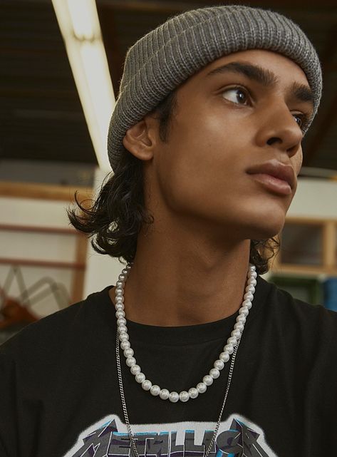 Indie Fashion Men, Outfit With Pearls, Pearl Necklace Outfit, Mens Pearl Necklace, Pearl Outfit, Pearl Necklace Men, Men Jewellery, Jewellery Pearl, Modern Mens Fashion