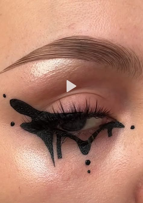 Very Easy Makeup, Eyeliner Inspo, Creative Eyeliner, Smokey Makeup, Eyeliner Designs, Alt Makeup, Graphic Makeup, Rave Makeup, Swag Makeup