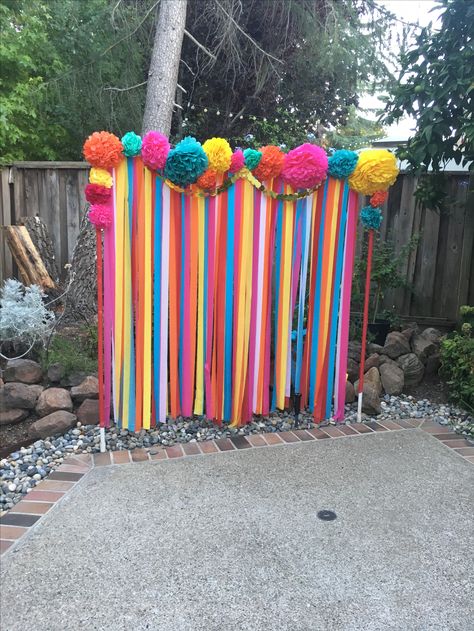 Fiesta Party Photo Backdrop Diy Fiesta Decorations, Den Mrtvých, Mexican Birthday Parties, Fiesta Bridal Shower, Mexican Fiesta Party, Fiesta Birthday Party, Mexican Birthday, Party Photo Backdrop, Fiesta Theme Party