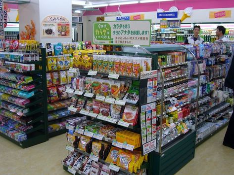 The Top 5 Konbini Countdown Supermarket Layout, Japanese Supermarket, Travel Tokyo, Convenient Store, Tokyo Aesthetic, Magic Store, Variety Store, Schools In America, Storefront Design