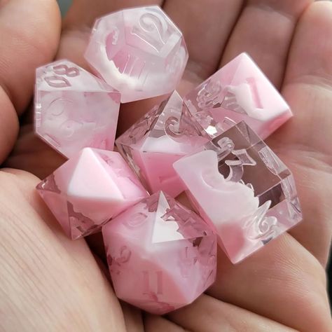 Pretty Dnd Dice, Dnd Dice Ideas, Dnd Dice Art, D&d Dice, Dice Painting, Dice Inspiration, Dice Ideas, Cool Dnd Dice, Pink Dice