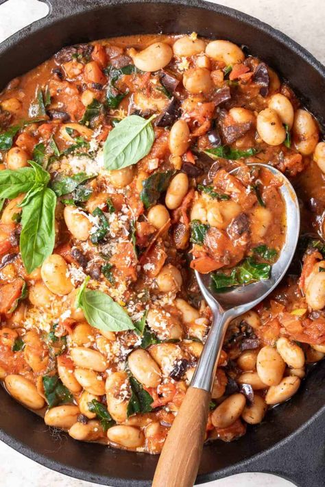 This Italian Butter Beans recipe is made with canned butter beans, fresh tomatoes, tomato sauce, garlic, kalamata olives and kale. These butter beans are perfectly seasoned and they have an amazing combination of flavors! Quinoa Salad Dressing, Lima Bean Recipes, Italian Butter, Butter Beans Recipe, Spring Mix Salad, Seasoned Butter, Leafy Salad, Italian Chopped Salad, Canned Butter