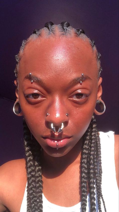 Side Of Face Piercing, Face Piercings Black Women, Eyebrow Piercing Girl, Eyebrow Piercing Men, Face Dermal, Anti Eyebrow, Snake Bite Piercing, Black Stuff, Face Piercings