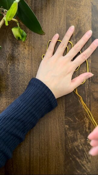 If you're a plant lover you will love this DIY! It's quick and simple and you'll have yourself a super cute plant trellis. Feeling inspired? Make your own with this quality aluminum wire that Amazon reviewers swear by! I went online and chose a simple monstera leaf design. Printed it out to the size I wanted my trellis to be. The one and only material you'll need for this DIY is a good quality 2.5mm aluminum wire. If the wire is any finer the trellis wont hold the weight and w… Diy Plant Trellis, Copper Trellis Diy, Diy Trellis For Indoor Potted Plants, Diy Trellis Ideas, Diy Small Plant Trellis, Diy Wire Plant Trellis Indoor, Plant Wire Support, Copper Wire Plant Trellis, Copper Wire Plant Stakes