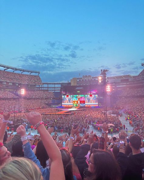 eras tour Eras Tour Gillette Stadium, Eras Tour Gillette, Eras Tour Crowd, Eras Tour Stadium, Lover Concert, Taylor Swifr, Concert Nails, Tour Aesthetic, Taylor Swift Lover