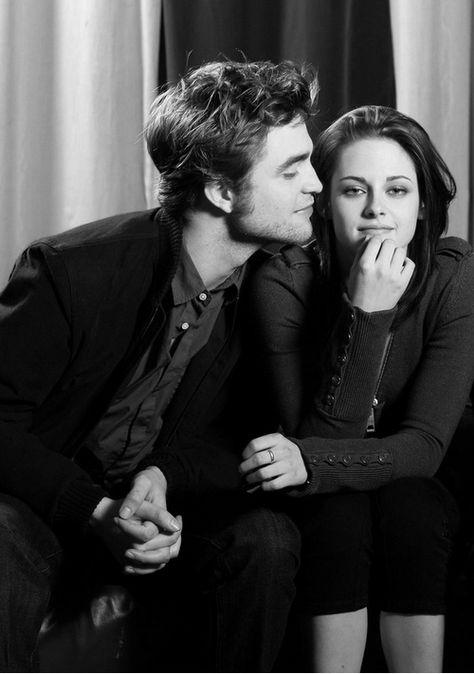 Robert And Kristen, Kirsten Steward, Twilight Bella And Edward, Kristen Stewart Twilight, Twilight Scenes, Kristen And Robert, Twilight Saga Series, Twilight Cast, Twilight Edward