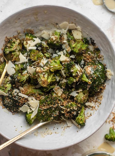 Broccoli Caesar Salad, Broccoli Caesar, Yogurt Caesar Dressing, Roasted Broccoli Recipe, Homemade Greek Yogurt, Keto Side, Salad Salad, Caesar Salad Recipe, Cooking Recipes Healthy