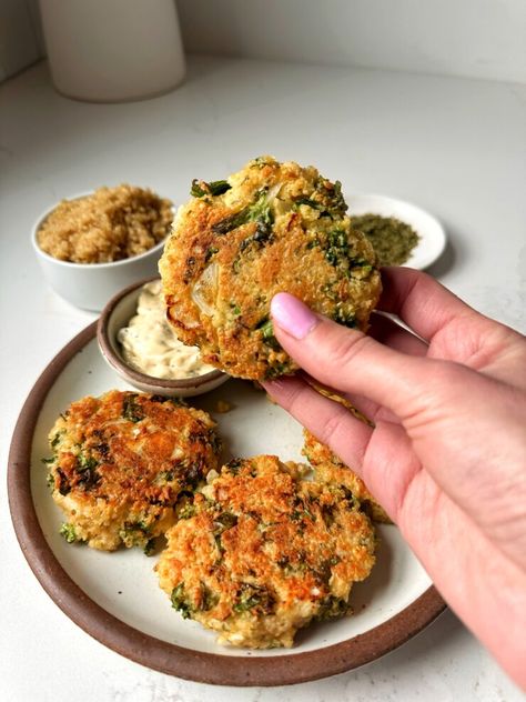 Crispy Quinoa Feta Fritters with Labneh Dill Dip - rachLmansfield Baked Quinoa Patties, Turkey Feta Burgers, Quinoa Fritters, Quinoa Patties, Greek Turkey Burgers, Quinoa Recipes Healthy, Meatless Dishes, Crispy Quinoa, Dill Dip