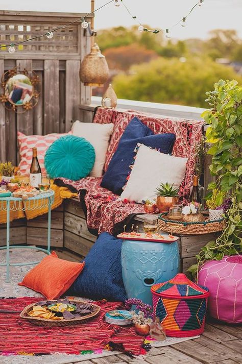 terraza estilo bohemio                                                                                                                                                      Más Dekorasi Maroko, Balkon Decor, Bohemian Garden, Rooftop Party, Outdoor Seating Area, Roof Colors, Have Inspiration, Deco Boheme, Garden Design Ideas