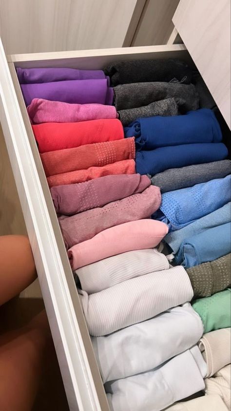 Workout Clothes Organization, Gym Clothes Closet, Best Workout Clothes, Closet Clothes Storage, Room Organization Bedroom, Apartment Needs, House Organisation, Clothes Organizer, Closet Layout