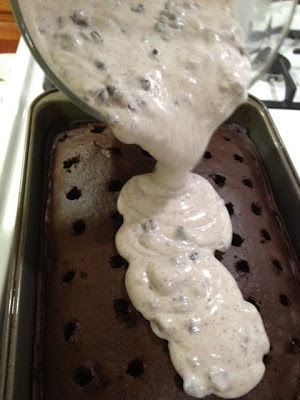 Oreo pudding poke cake. Pudding Poke Cake, Oreo Desserts, Oreo Pudding, Cake Mixes, Poke Cake Recipes, Oreo Recipes, Poke Cakes, Trivia Night, Oreo Cake