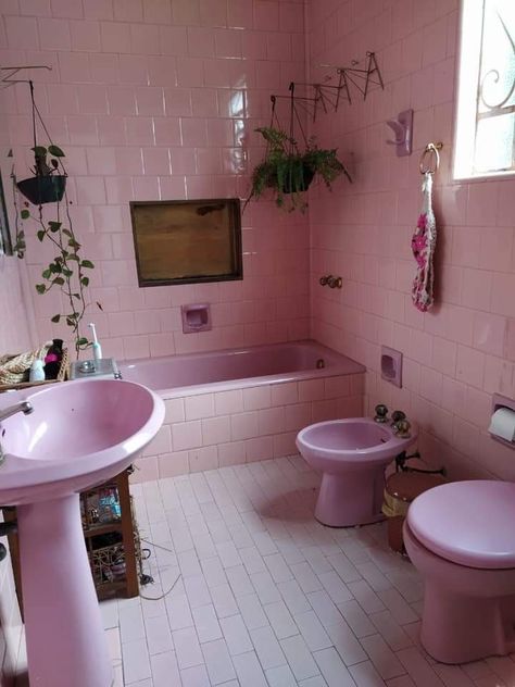 Vintage Pastel Aesthetic Bedroom, Pink Ceiling Bathroom, Y2k Bathroom Aesthetic, Pastel Bathroom Aesthetic, 80s Bathroom Aesthetic, Aesthetic Bathroom Pink, Bathroom Aesthetic Vintage, Retro Bathrooms 1950s, Pink Bathroom Retro