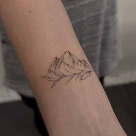 Alena 🤍 Tattoo artist in Prague (@tattoovaa) Delicate Mountain Tattoos For Women, Subtle Mountain Tattoo, Shaded Mountain Tattoo, Montana Tattoo Ideas Simple, Detailed Mountain Tattoo, Mountains With Flowers Tattoo, Scenic Tattoo Landscapes, Valley Tattoo Mountain, Montana Inspired Tattoos