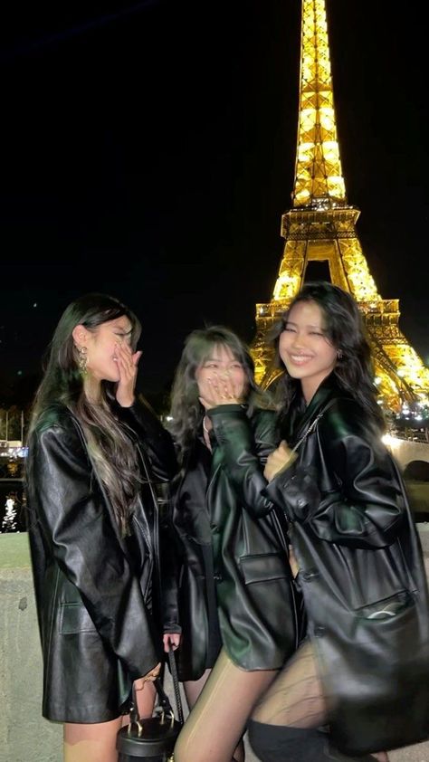 What To Wear In Paris, Paris Aesthetic, Essential Wardrobe, Best Friends Aesthetic, Foto Poses, Friend Goals, Friend Poses, Oui Oui, Friend Photoshoot