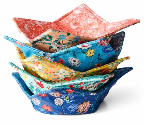 Free Soup Bowl Cozy Pattern Soup Bowl Cozy, Winter Sewing Projects, American Patchwork And Quilting, Winter Sewing, Bowl Cozies, Fabric Bowls, Bowl Cozy, Quilt Care, Quilt Magazine