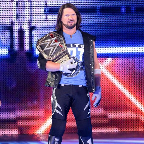 AJ Styles und John Cenas Royal Rumble WWE Championtitel Match Vertragsunterzeichnung: Fotos Ecw Wrestling, Contract Signing, Aj Styles Wwe, Professional Wrestlers, Wwe World, Wwe Roman Reigns, Wrestling Superstars, Wwe Champions, Aj Styles