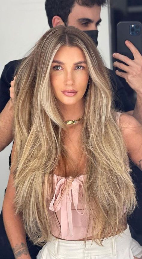 Honey Blonde Highlights Dark Roots, Blonde Highlights Brown Roots, Highlights From The Roots, Champagne Blonde Highlights On Dark Hair, Long Dark Blonde Hair With Highlights, Long Blonde Hair Dark Roots, Blond Hair Brown Roots, Warm Brown Blonde Hair, Honey Blonde Hair With Dark Roots