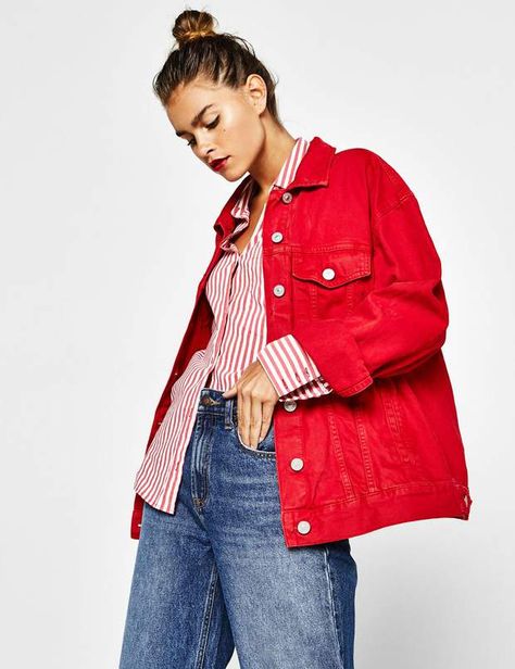 Veste mi-saison : vintageVeste en jean rouge oversize, Bershka, 27,99 €. Red Jacket Outfit, Red Denim Jacket, Jean Jacket Outfits, Denim Jacket Outfit, Red Denim, Red Jeans, Pink Jacket, Red Outfit, 60s Fashion