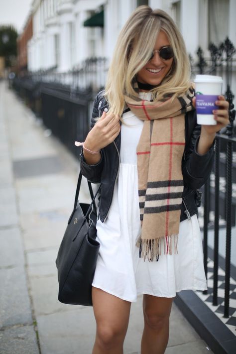 A Burberry scarf can make any outfit look fabulous! Xo Burberry Scarf Outfit, Urban Outfitters Outfit, Trendy Outfits 2020, Looks Com Short, Burberry Trenchcoat, Scarf Burberry, Burberry Baby, Scarf Outfit, Winter Fashion Outfits Casual