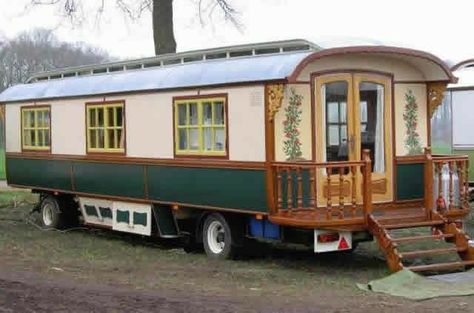 Tiny House Camper, Woodland House, Cabin Tiny House, Trailer Living, Tiny House Trailer, Tiny House Inspiration, Vintage Campers Trailers, Trailer Home, Tiny House Cabin