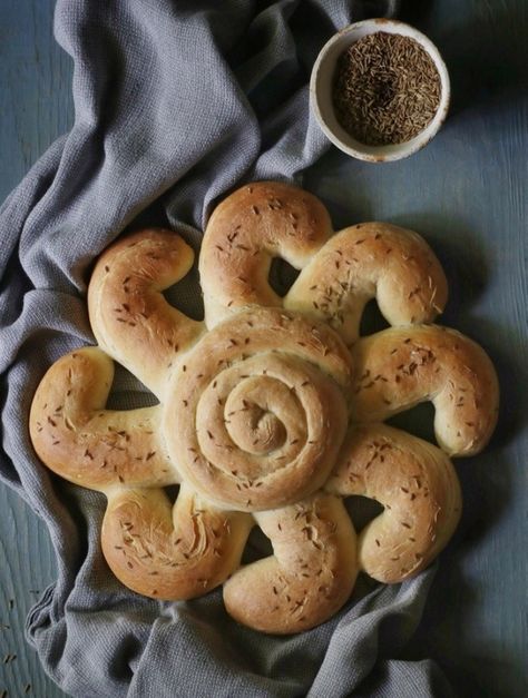 Cumin Sunshine Loaf Sun Wheel, Hard Bread, Shaped Bread, Cumin Seeds, Bread Loaf, Caraway Seeds, Pull Apart Bread, White Flour, Bread And Pastries