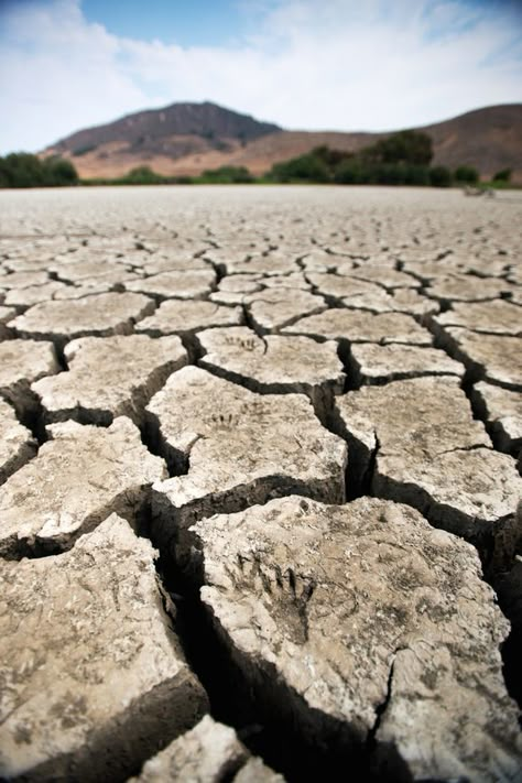 Dried Up Lake, Drought Landscape, Dry Earth, Dry Lake Bed, California Drought, Continents And Oceans, Scenery Photography, Scenic Photography, Wild Nature