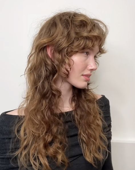 Super Curly Hair With Bangs, Shaggy Curly Hair Blonde, Ethereal Haircut, Elvish Shaggy Mullet, Fairy Shag Haircut, Curly Hair Jellyfish Haircut, Wavy Alt Hair, 90s Wavy Hair, Long Wavy Hair Bangs