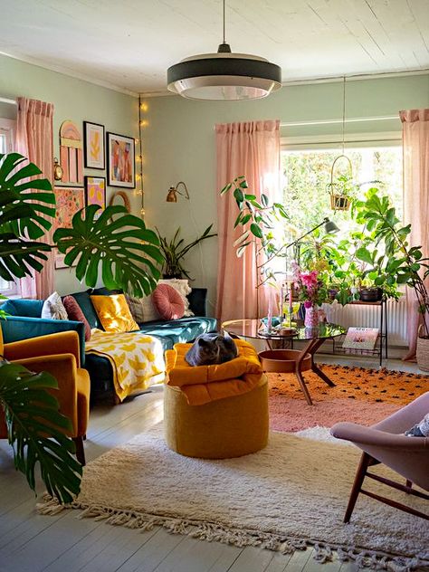 Lots Of Plants, Deco Studio, Interior Vintage, Colourful Living Room, Eclectic Living Room, Ideas Living Room, Apartment Decor Inspiration, Retro Home Decor, Apartment Inspiration