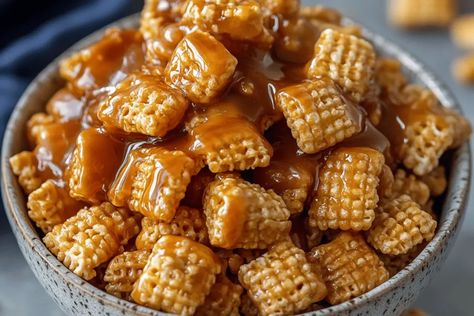 Caramel Crispix: A Sweet & Crunchy Delight! - cookefast.com Easy Caramel Crispix Caramel Crispix Recipe, Crispix Snack Mix Recipe, Crispix Snack Mix, Snack Mix Recipe, Crunchy Caramel, Seafood Bisque, Creamy Crab, Easy Caramel, How To Make Caramel