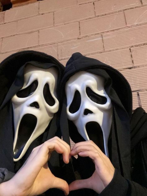 Ghostface Costume, Ghost Face Mask, Kendall Jenner Video, Horror Mask, Scream Mask, Aesthetic Egirl, Movie Horror, Scream Halloween, Ghostface Scream