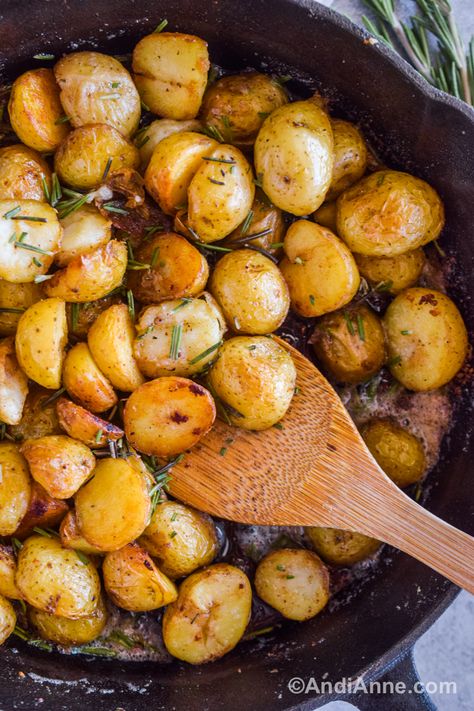 Rosemary Garlic Potatoes, Crispy Parmesan Potatoes, Pan Fried Potatoes, Marinated Pork Chops, Veggie Recipe, Potatoes In Microwave, Making French Fries, Crispy Garlic, Garlic Salmon