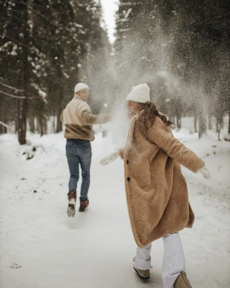 Winter Couple Pictures, Winter Make Up, Couple Photography Winter, Winter Engagement Pictures, Snow Couple, Wedding Fotos, Snow Photoshoot, Shotting Photo, Winter Photoshoot