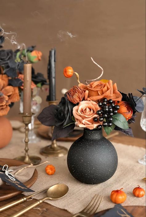 Fall Floral Arrangements Centerpiece, Fall Decor Coffee Table, Wedding Centerpieces Fall, Party Ideas Halloween, Halloween Centerpieces, Halloween Vase, Fall Tailgating, Halloween Chic, Dia De Los Muertos Decorations Ideas