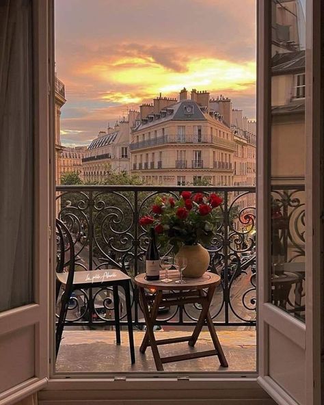 Paris Aesthetic Apartment, Paris Apartment Aesthetic, European Apartment, Summer Abroad, French Balcony, Aesthetic Apartment, Paris Dream, Paris Home, Holiday Places