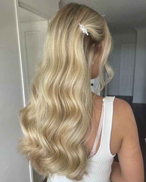 #hairstyle #hairtutorial #hairextensions #hairoftheweek #hairextensionstoronto #hairextensionscanada #hairextensionsalon Garden Party Wedding Hair, Simple Bridesmaid Hairstyles Down, Messy Curled Hair, Slick Back Curls, Old Hollywood Bridal Hair, Wedding Hair 2024, Wedding Hairstyles For Bride Down, Outfit Baile, Rehearsal Dinner Hair