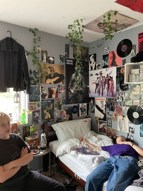 90s Skater Bedroom, Half Room Ideas Bedrooms, Room Ideas Skater, Skater Boy Bedroom, Teen Boy Room Aesthetic, 2000s Older Brother Core Room, Skater Bedroom Aesthetic, Tomboy Room, Skater Boy Room