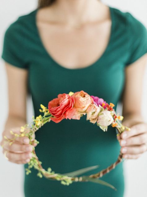 floral-halo... Diy Flower Crown, Fleurs Diy, Diy Crown, Floral Halo, Crown Headband, Wedding Crown, Summer Diy, Headband Styles, Floral Crown