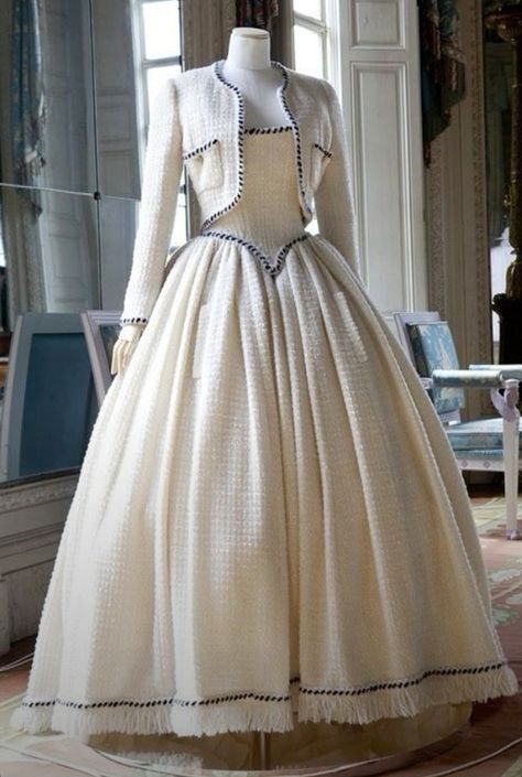 Old Fashion Dresses, Chique Outfits, Old Dresses, Vintage Gowns, Fairytale Dress, Fantasy Dress, Play Dress, Historical Dresses, Fancy Dresses