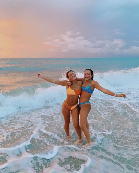 natalie on Instagram: “normally a sunset gal but this sunrise thooo🌸🦋🌞🌊 suit: @revolve” Foto Best Friend, Cute Beach Pictures, Photos Bff, Poses Couples, Shotting Photo, Best Friend Photoshoot, Best Friends Shoot, Best Friend Photos, Cute Friend Pictures