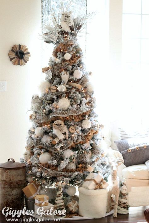 Christmas Tree Game, Owl Christmas Tree, Best Christmas Tree Decorations, Woodland Christmas Decor, Woodland Christmas Tree, Tree Decorating Ideas, Christmas Decorations Apartment, A White Christmas, Christmas Tablescape