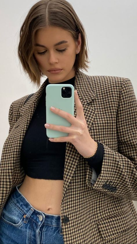 Picture of Kaia Gerber Bob Kaia Gerber, Kaia Gerber Short Bob, Kaia Gerber Hair Short, Short Hair Looks Outfits, Digi Perm, Kaia Gerber Hair, Short Grunge Hair, Peinados Fáciles Para Cabello Corto, Kaia Gerber