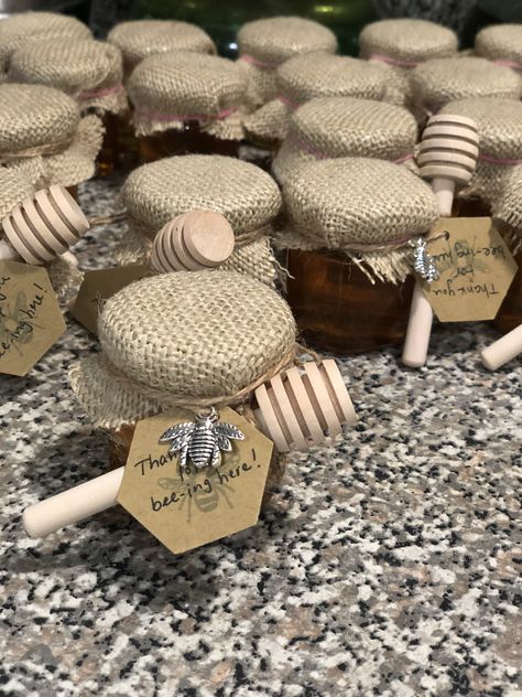 Wedding Gifts For Guests Honey, Honey Jar Wedding Favors Display, Honey Jar Giveaways, Honey Jars Wedding Favors, Honey Jar Doorgift, 25th Anniversary Party, Honey Wedding Favors, Bee Themed Classroom, Honey Wedding