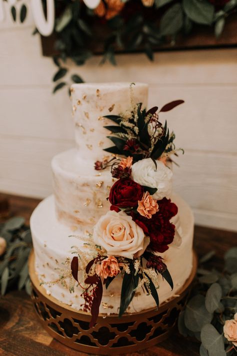 White Fall Wedding Cake, Wedding Cake Designs Burgundy And Gold, Maroon White Gold Wedding, Wedding Cake Rustic Theme, Wedding Cake With Maroon Flowers, Maroon Themed Wedding Cake, Green And Red Wedding Cake, Fall Wedding Cake Ideas Burgundy, Wedding Cake Designs Red And White