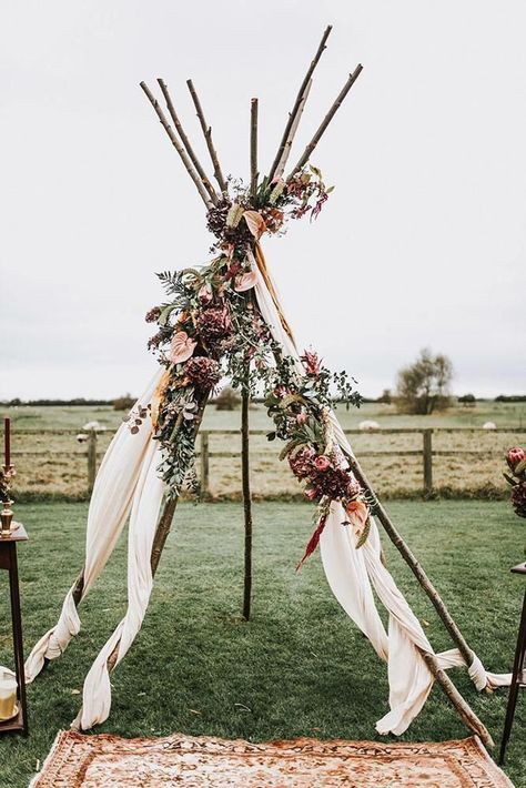 Bohemian Boho Wedding Decor Decorations Ideas Inspiration Cake Favors Teepee Flowers Florals Dresses Archway Backdrop Boho Wedding Arch, Bohemian Outdoor, Bohemian Wedding Decorations, Simple Wedding Decorations, Bohemian Style Wedding, Wedding Altars, Arch Decoration Wedding, Boho Style Wedding, Tipi Wedding