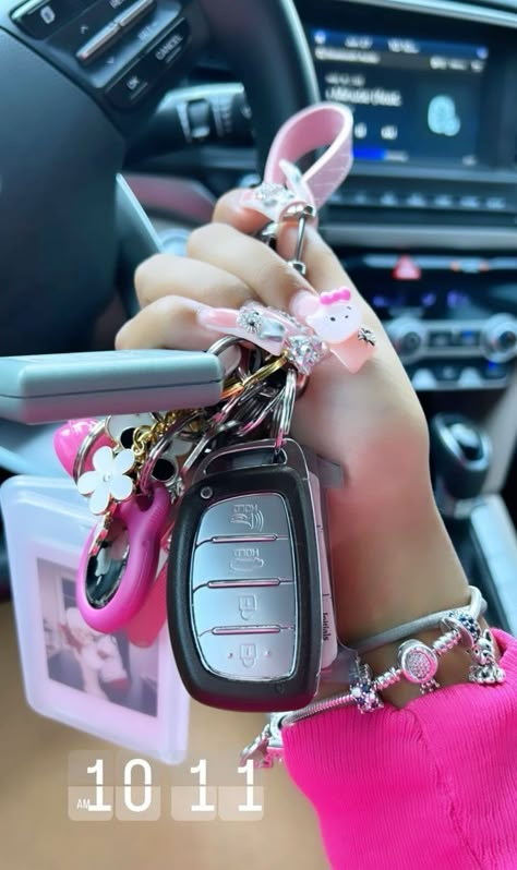 Grateful Aesthetic, Vanilla Coquette, Car Keychain Ideas, Vintage Alhambra Bracelet, Alhambra Bracelet, Pink Car Accessories, Car Honda, Girly Car Accessories, Car Deco