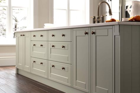 Perfect Pairings - Wren Kitchens Blog Wren Kitchen Shaker Mushroom, Wren Kitchen Ideas, Wren Kitchen Shaker, Gray Quartz Countertops, Wren Kitchens, Best Kitchen Colors, Wren Kitchen, Pebble Color, Handleless Kitchen