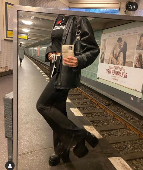 Platform Boots Casual Outfit, Platform Boots Outfit Winter, Platform Boots Outfit Aesthetic, Platform Ankle Boots Outfit, Black Platform Boots Outfit, Platform Boots Aesthetic, Platform Boot Outfit, Black Boots Aesthetic, Wolf Boots